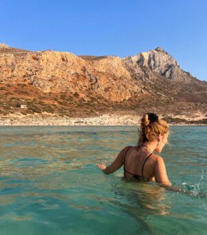 Natasa Exintaveloni Instagram - Τα πρωινά, τ’ απογεύματα,
σε βαγόνια κλεισμένο
προσπαθεί ν’ αποφύγει
σώματα άλλα
το σώμα
μέσα στο οποίο υπάρχω,
αυτό, που με προδίδει σταθερά
και θα το κάνει πάλι
αν κάποτε, ποτέ, σε ξαναδώ,
κι ενώ εγώ θα πηγαίνω
κάπου αλλού
εκείνο θα έρχεται ολόκληρο
σε σένα.
Μυρσίνη Γκανά