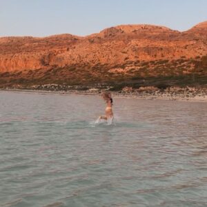 Natasa Exintaveloni Instagram - Τα πρωινά, τ’ απογεύματα,
σε βαγόνια κλεισμένο
προσπαθεί ν’ αποφύγει
σώματα άλλα
το σώμα
μέσα στο οποίο υπάρχω,
αυτό, που με προδίδει σταθερά
και θα το κάνει πάλι
αν κάποτε, ποτέ, σε ξαναδώ,
κι ενώ εγώ θα πηγαίνω
κάπου αλλού
εκείνο θα έρχεται ολόκληρο
σε σένα.
Μυρσίνη Γκανά