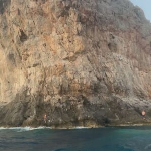 Natasa Exintaveloni Instagram - Τα πρωινά, τ’ απογεύματα,
σε βαγόνια κλεισμένο
προσπαθεί ν’ αποφύγει
σώματα άλλα
το σώμα
μέσα στο οποίο υπάρχω,
αυτό, που με προδίδει σταθερά
και θα το κάνει πάλι
αν κάποτε, ποτέ, σε ξαναδώ,
κι ενώ εγώ θα πηγαίνω
κάπου αλλού
εκείνο θα έρχεται ολόκληρο
σε σένα.
Μυρσίνη Γκανά