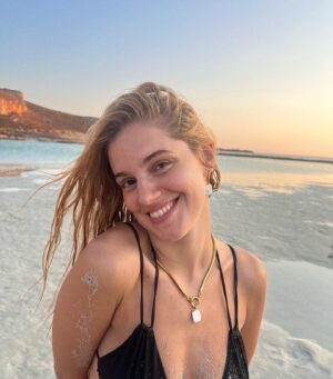 Natasa Exintaveloni Instagram - Τα πρωινά, τ’ απογεύματα,
σε βαγόνια κλεισμένο
προσπαθεί ν’ αποφύγει
σώματα άλλα
το σώμα
μέσα στο οποίο υπάρχω,
αυτό, που με προδίδει σταθερά
και θα το κάνει πάλι
αν κάποτε, ποτέ, σε ξαναδώ,
κι ενώ εγώ θα πηγαίνω
κάπου αλλού
εκείνο θα έρχεται ολόκληρο
σε σένα.
Μυρσίνη Γκανά