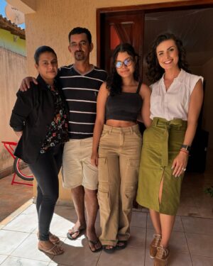 Nathalia Arcuri Instagram - Esse é o Erivelton, morador de Condeúba, Bahia, e o mais novo milionário do Brasil. 

Um milhão de reais pode transformar a vida de qualquer um.
Mas são as decisões certas que fazem essa mudança durar. Foi aí que eu entrei.

@lucianohuck me deu a missão de ajudar o Erivelton e sua família a transformar esse prêmio em algo que traga segurança e tranquilidade a longo prazo. Os sonhos deles são parecidos com os de muitas famílias brasileiras: garantir um futuro mais estável para sua filha, que sonha em se formar como engenheira ambiental, e comprar um apartamento para ela. 
Ele e a esposa desejam um lugar melhor para morar e um carro para fazer muitas viagens.

Esse prêmio pode proporcionar tudo isso – e muito mais. 
Mas, para que isso aconteça, planejamento é fundamental. Quando vi o brilho nos olhos de Erivelton e sua família, percebi o quanto eles estavam cientes de que o futuro já estava em suas mãos. 
“Você está chorando de felicidade, né?”, perguntei. “Com certeza”, ele respondeu. “Isso vai mudar nosso futuro. Quero aproveitar cada centavo desse milhão por toda a vida.”

Eu espero que a história do Erivelton inspire muitas pessoas. Que elas enxerguem que é possível realizar seus sonhos, viver de seus investimentos e alcançar tranquilidade financeira com planejamento, paciência e os benefícios dos juros compostos. Só com conhecimento é possível transformar vidas e conquistar a liberdade financeira.

Tô muito feliz que a missão da desfudência chegou à TV aberta, em um programa como o @domingao, essa vitrine gigantesca que pode mostrar a tantas pessoas que o conhecimento é o caminho para a transformação, e que no controle, seja esse aí da telinha ou o do seu bolso, é que está a liberdade de ter escolhas, cada vez melhores. 

Um abraço especial à equipe do @domingao (profissionais maravilhosos). 

@lucianohuck que seu exemplo de colocar esse tema na maior audiência da TV arraste multidões. Obrigada pela confiança, amigo.