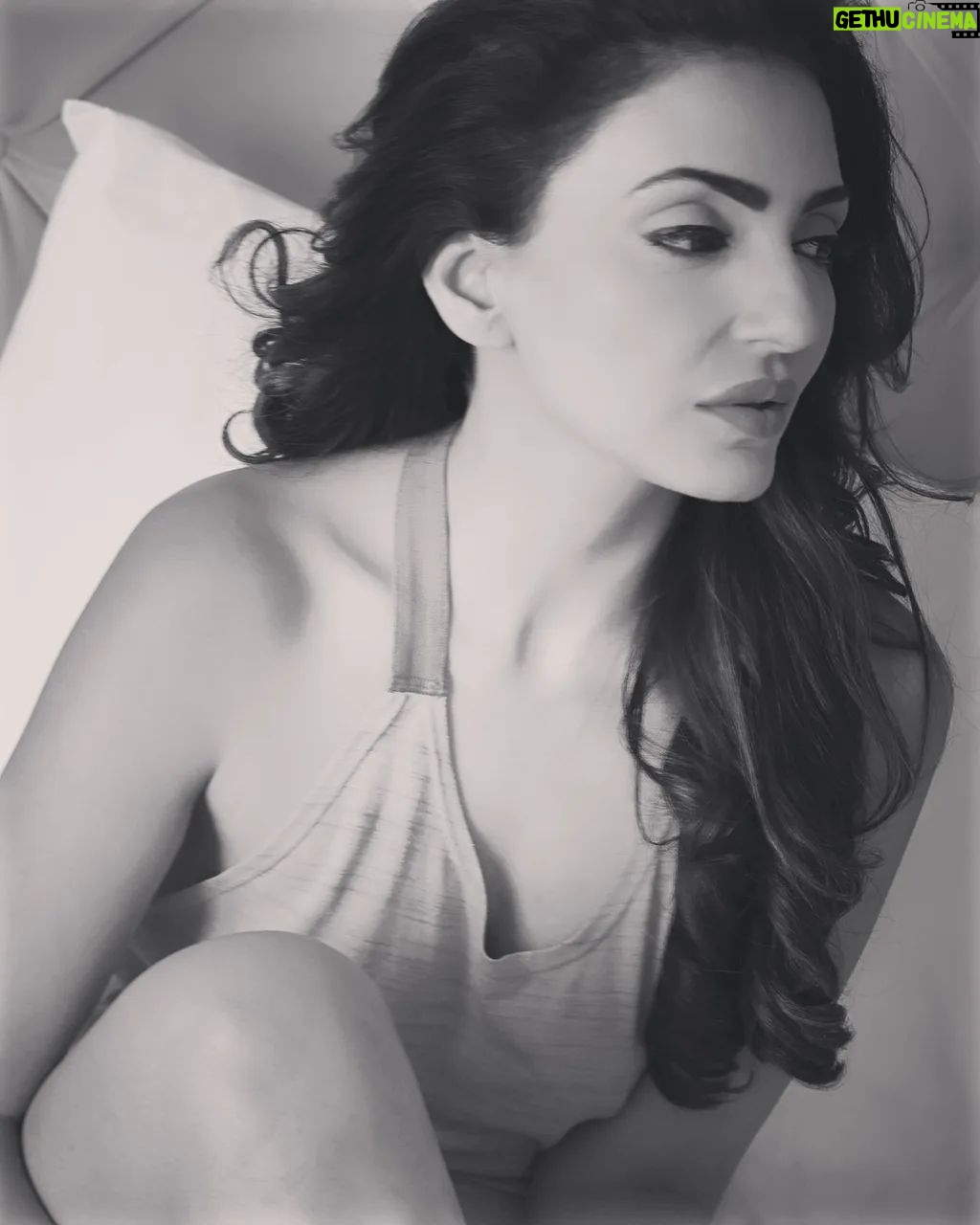 Navina Bole - 13.5K Likes - In a world full of chaos, she chose calm! #fullset #myapp #linkinbio
đ¤đ¤
#new #blackandwhite #sundayvibes