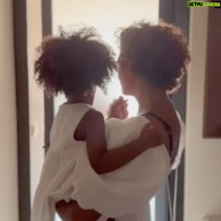 Nawell Madani - 43.8K Likes - Aujourd’hui était un jour exceptionnel. Je célébrais l’anniversaire de l’amour de ma vie Louezna Fatima. Habituellement je suis réservée sur ces moments précieux en famille, que j’aime capturer parfois à leur insu, cette fois-ci, ma joie était tellement grande que j’ai voulu la partager avec vous.
Ils sont mes piliers, mon socle... Et Bruxelles reste mon point d’ancrage, mon abri, mon refuge. C’est ici que je retrouve ma famille, mes amis d’enfance, et mes vaches. Que Dieu protège les miens, eux qui me donnent chaque jour une force incommensurable.
Un remerciement tout particulier à ma sœur @naby_madani , la meilleure organisatrice d’événements à mes yeux. Elle se donne tellement à cœur de rendre chaque moment magique, qu’elle en perd parfois le sommeil. Sa mission : nous éblouir.
Et aujourd’hui, j’ai vu des étoiles dans les yeux de ma fille. Je t’aime ma sœur, merci d’y mettre autant de cœur.
(vidéo filmée et montée par moi même…avec beaucoup d’amour et très peu d’heures de sommeil 🤦🏽♀️)