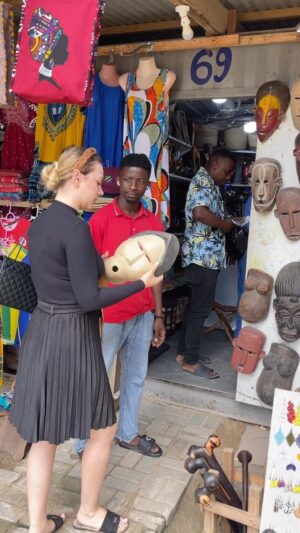 Nazanin Amiri Instagram - Hand made Local shop in Dar es Salam Tanzania 🇹🇿
@nazaninamiri_official 

#travel#africa#tanzania