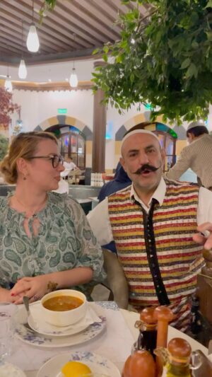 Nazanin Amiri Instagram - A warm welcome at a Syrian 🇸🇾 restaurant in Qatar 🇶🇦 (Damasca restaurant in Souq Waqif)🇸🇾🇶🇦🙋‍♀️🕺