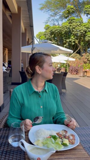 Nazanin Amiri Instagram - Live music🎶in Uganda (this song is for mothers)👵👩‍🦰
(Speke hotel)