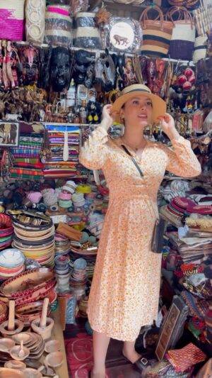 Nazanin Amiri Instagram - Traditional market in Uganda 🇺🇬 🛍️🤩

@nazaninamiri_official
