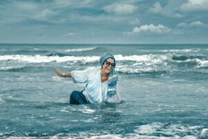 Nazanin Farahani Instagram - دریا و نشئگی بی نهایتش
 The sea and its infinite euphoria

عکس : @keyvanfard

Let the waves carry you where the light can not
#نازنین_فراهانی #کیوان_فرد #عکاسی #عکس 
#دریا