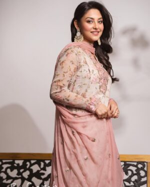 Naznin Nahar Niha Instagram - a beautiful soul 🌸
Wearing this beautiful dress✨by my favourite @seh.rish17.20 
📸 @rafclick