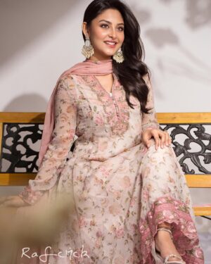 Naznin Nahar Niha Instagram - a beautiful soul 🌸
Wearing this beautiful dress✨by my favourite @seh.rish17.20 
📸 @rafclick