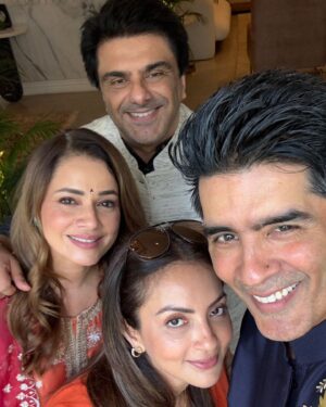 Neelam Kothari Instagram - A day well spent with close friends!! Happy Ganesh Chaturthi to all ❤️❤️❤️🙏🙏🙏 thank you # blessed 

@bhavanapandey @maheepkapoor @seemakiransajdeh @samirsoni123 @manishmalhotra05 @theshilpashetty @arpitakhansharma
