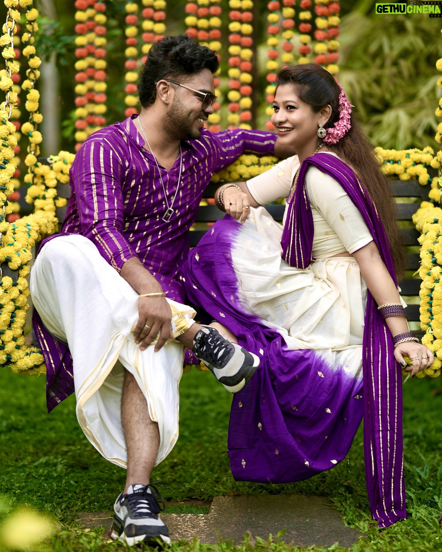 Neema Mathew - 31.6K Likes - Last pic is my Fav 🩵
.
.
👗: @label_swasti
Jewellery: @ambell_collection
📸: @_rnr_photography_
📍: @_black_nest_
.
.
.
#onam #couplegoals #coupleshoot #love #saree #onamspecial #sanjutechy #nannuzzz