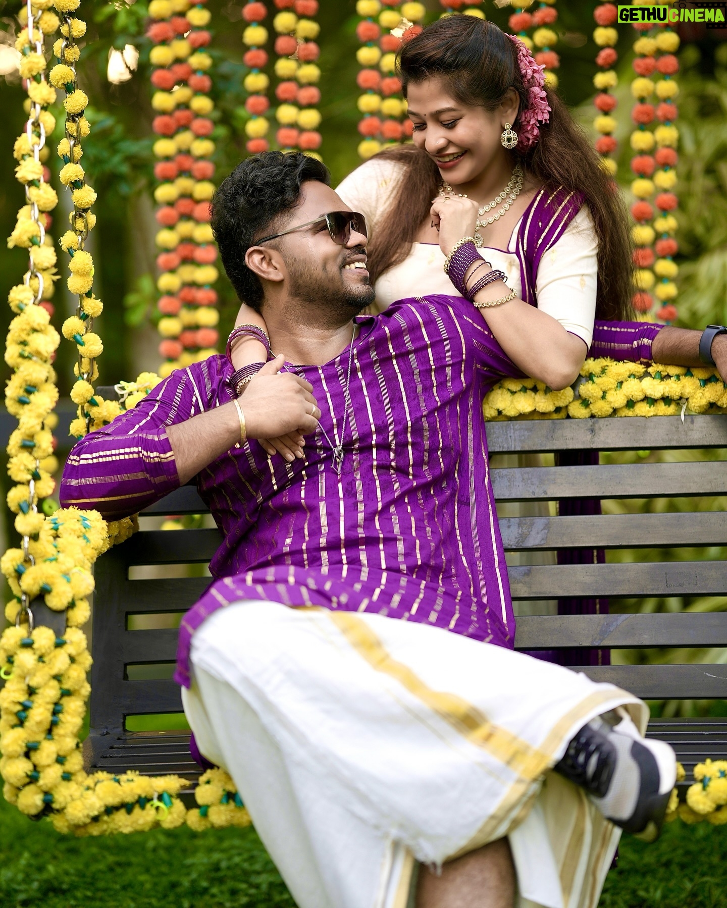 Neema Mathew - 31.6K Likes - Last pic is my Fav 🩵
.
.
👗: @label_swasti
Jewellery: @ambell_collection
📸: @_rnr_photography_
📍: @_black_nest_
.
.
.
#onam #couplegoals #coupleshoot #love #saree #onamspecial #sanjutechy #nannuzzz