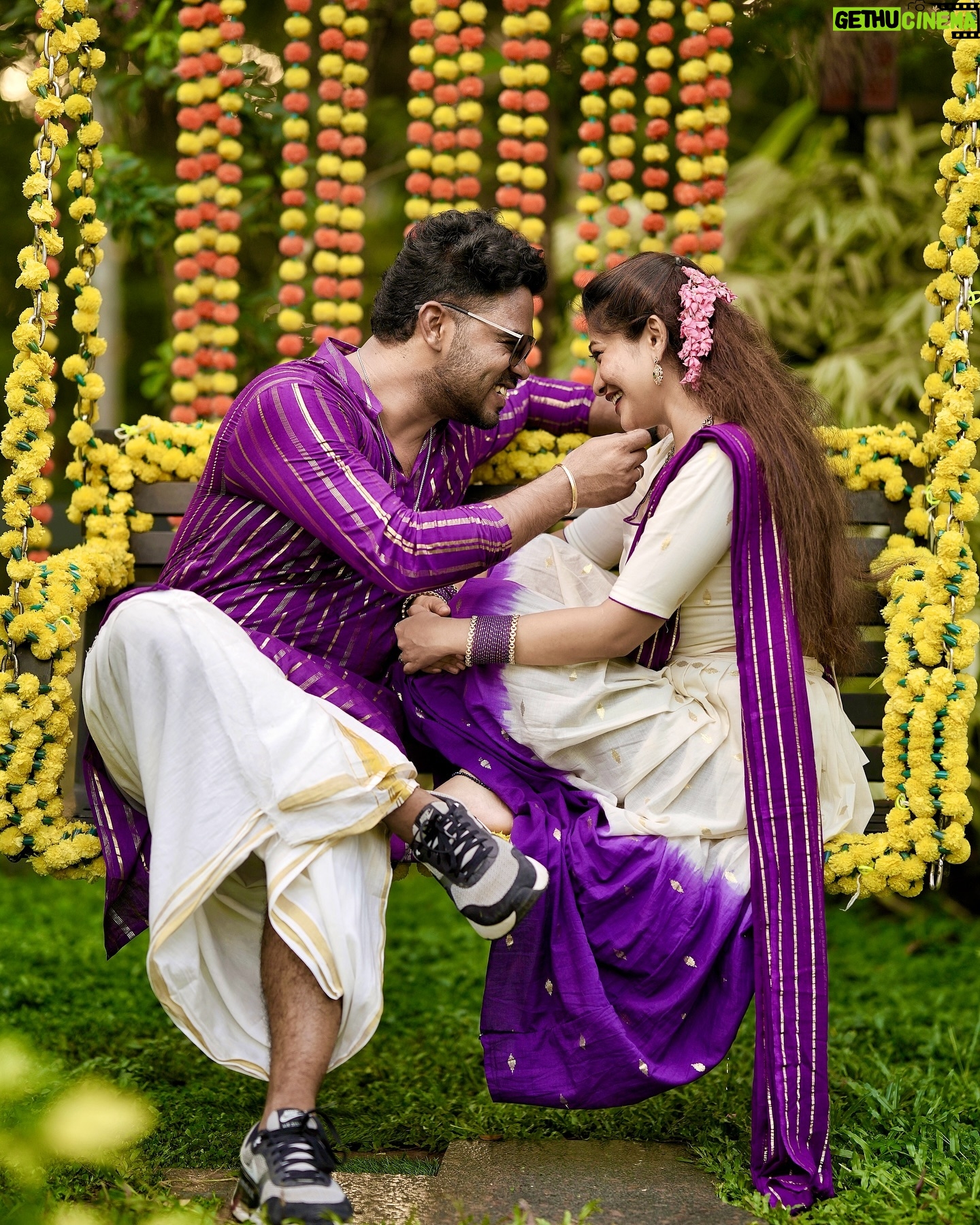 Neema Mathew - 31.6K Likes - Last pic is my Fav 🩵
.
.
👗: @label_swasti
Jewellery: @ambell_collection
📸: @_rnr_photography_
📍: @_black_nest_
.
.
.
#onam #couplegoals #coupleshoot #love #saree #onamspecial #sanjutechy #nannuzzz