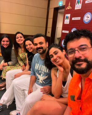 Neeta Pillai Instagram - Gang gang 🤙

Fun times with these peeps @rameshpisharody @kunchacks @ganapathisp_official @mamitha_baiju @mahima_nambiar @nami_tha_ @neeta.pillai @anu_sithara @anusree_luv @shamnakasim 

#rehersals #mazhvilEntertainmentAwards2024 #AMMA #funtimes