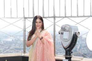 Neetu Chandra Instagram - Celebrating India Day with the incredible @nituchandrasrivastava from the Top of the World