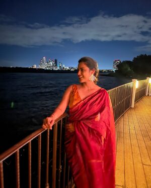 Neha Mahajan Instagram - Swans in the city lake of Toronto 🦢 🫢