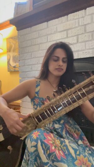 Neha Mahajan Instagram - “Gulzar” Composed in Tilak Kamod by Ustad Abdul Halim JafferKhan. Learnt from my Guruji Zunain Khan. Gulzar means garden, I love how it captures blooming flowers and the occasional humming of bees and birds.
For the full video go to my YouTube channel #nehasitar @nehamahajanofficial 

#sitar #beenkar #music