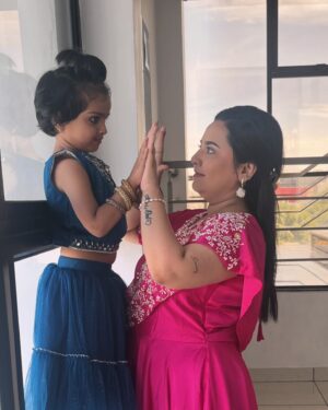 Neha Menon Instagram - Adutha kaname kuzhanthaiyaaga endrum iruka vendinen🧿🤎 

My heart aches to see you grow up this soon! But the thought of you growing up into this beautiful, strong, kind, compassionate and understanding woman tells me that everything is going to be fine🤎 Nehu ma loves you Chikku🫂♥️🧿