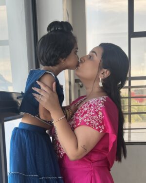 Neha Menon Instagram - Adutha kaname kuzhanthaiyaaga endrum iruka vendinen🧿🤎 

My heart aches to see you grow up this soon! But the thought of you growing up into this beautiful, strong, kind, compassionate and understanding woman tells me that everything is going to be fine🤎 Nehu ma loves you Chikku🫂♥️🧿