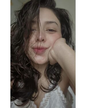 Neha Sargam Instagram - Oily hair हर बार on इतवार!! 
.
.
my sense of a happy Sunday 😎