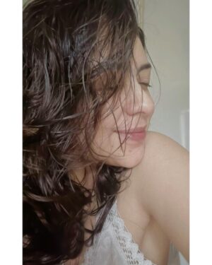 Neha Sargam Instagram - Oily hair हर बार on इतवार!! 
.
.
my sense of a happy Sunday 😎