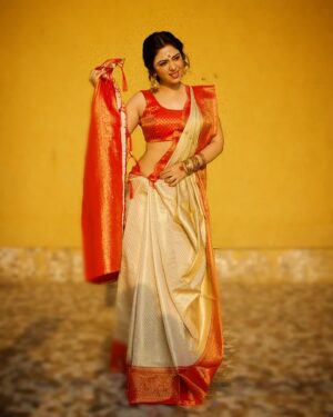 Neha Sargam Instagram - कभी कभी लगता है अपुन बंगाली है…देव बाबू !?