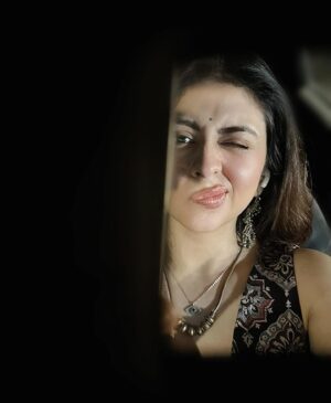 Neha Sargam Instagram - For the longest time I believed “main, meena, saaqi and paimaane” are friends!
still figuring Gul Gucho and Bulbul 🤓😛

#carselfieslevelup