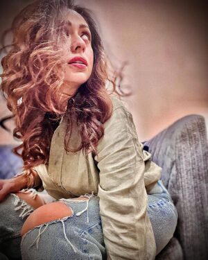 Neha Sargam Instagram - A brief affair with a sofa and a chair🪆