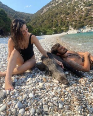 Neva Leoni Instagram - Il mio primo viaggio in barca.
Ho conosciuto persone belle, fritto patate in navigazione, fatto tuffi di notte mentre intorno a noi c’erano solo buio e stelle e letto un sacco (un saaacco) di OnePiece cullata dalle onde.

E ora vi beccate i ringraziamenti specifici e personalizzati perchéssì.

Grazie ai miei meravigliosi compagni di viaggio:
a Luca per essere il capitano che ci ha più volte impedito di morire. Con la voce più pacata del mondo pure quando sbrocca con le altre barche al rifornimento. E sbrocca tanto.
A Carolina perché é dolcissima anche quando dice “vi ricordate il poster de “lo squalo”?” mentre stiamo nuotando a largo. La principessa della crema solare e dei pensieri intrusivi, con cui farei le lontre a mollo tutti i giorni (ma solo 5 minuti che poi dobbiamo recuperare il controllo)
A Ottavio che si butta a capofitto in tutto, incosciente e benintenzionato. Anche se si tratta di mosse di navigazione che non ha mai visto prima. Anche se i risultati possono essere disastrosi.
A Valentina che corre tra le cime come uno scoiattolo marinaio, legge tomi sulla guerra fredda e dice “che cute”. Brava ad annodare le corde quanto ad appendercisi a testa in giù.
A Giulia che fa foto straordinarie, dice cose terribili con voce dolcissima e fondamentalmente ha il mio stesso cervello. (Esci dalla mia testa giulia)
A Riccardo che è una personalità straripante, una persona eccelsa ed è dotato delle gambe più straordinarie che abbia mai visto (ultima foto per reference). Ti si vuole davvero bene sior Cotumaccio. Buonasera e bah vabbè. 
A mio marito, il motore delle cose belle della mia vita, colui che ci metteva venti minuti a buttarsi in acqua per paura delle meduse e che ora si lancia dalla barca al tramonto con la maschera e lo perdi di vista per almeno un’ora. Ti amo♥️