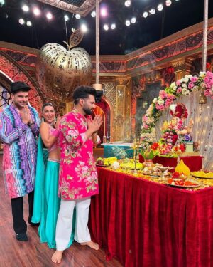 Nia Sharma Instagram - Ganpati bappa Moryaaaa💯😇😇😇😇😇 
From the entire team of #laughterchefs ❤️
A journey nothing short of magic. 

May bappa bring happiness love laughter prosperity into everyone’s life. 🙏😘

Styling : @iamkenferns 
Team: @jonty_monty_777 @sunny_makeover_