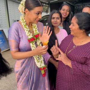 Nia Sharma Instagram - Gaon ki taazi hawaaaaa and shudh vaatavaran (vibe) 😇