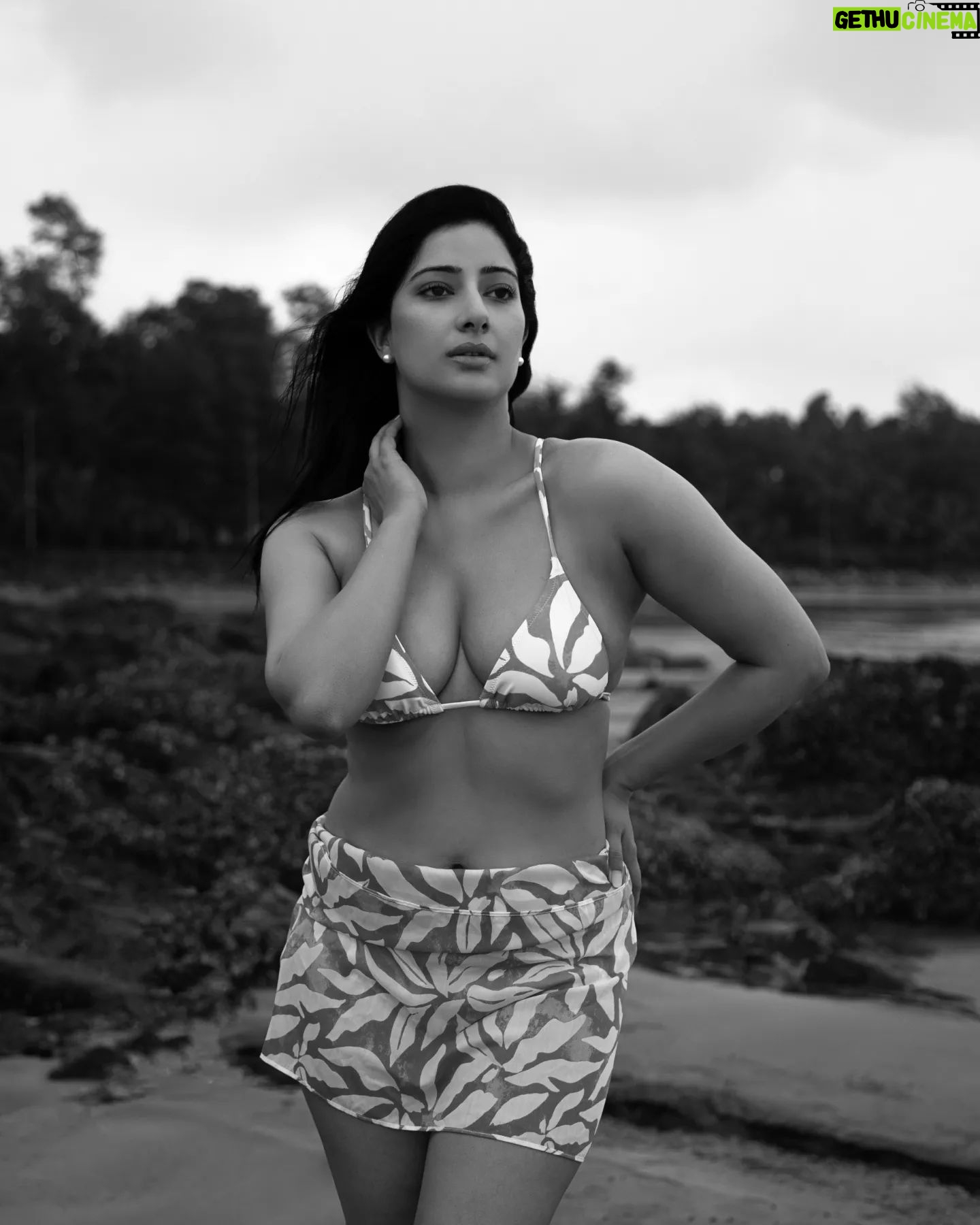 Niharica Raizada - 10.7K Likes - "The Babe"
#NiharicaRaizada
Shot by @karimiglimpse