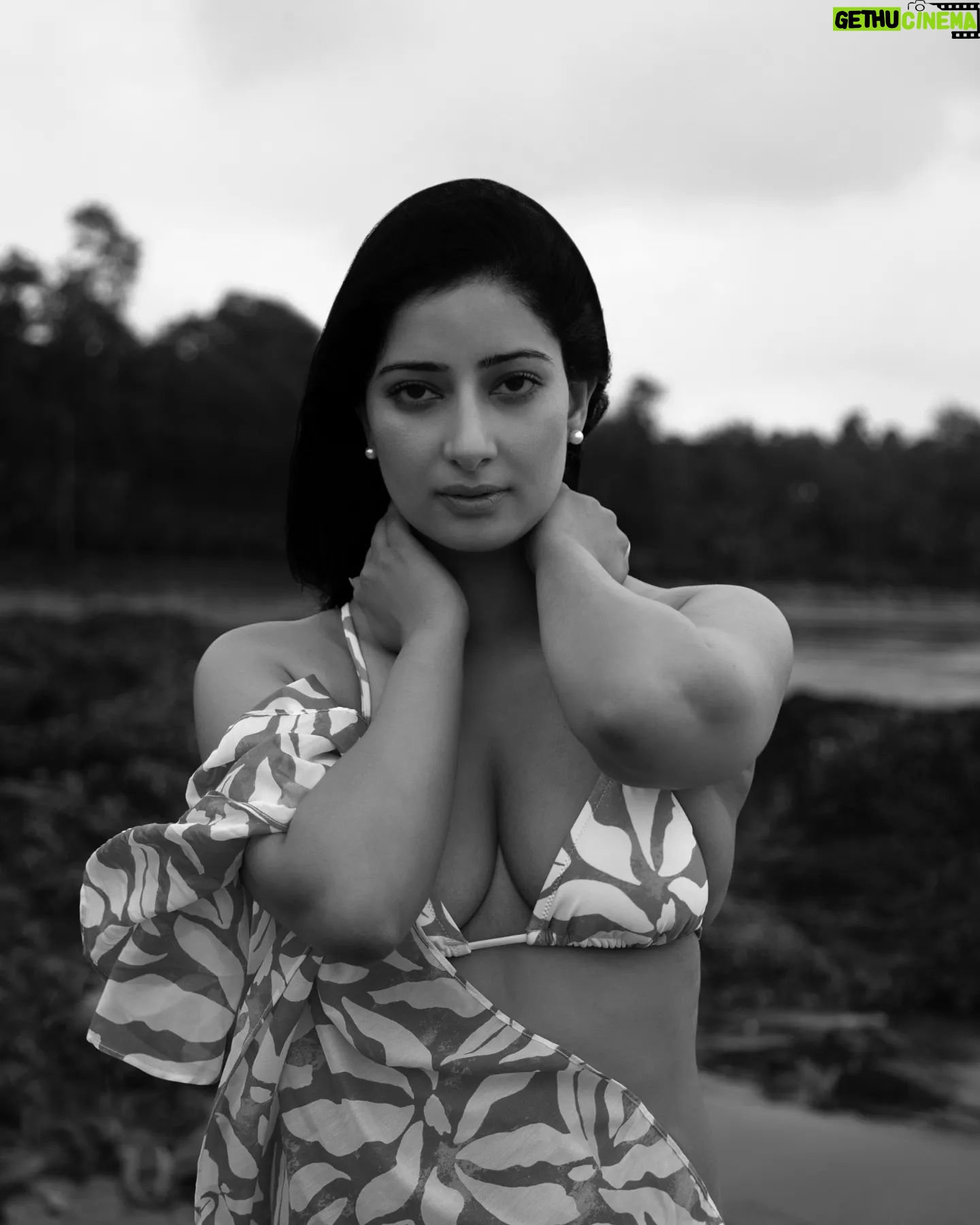 Niharica Raizada - 10.7K Likes - "The Babe"
#NiharicaRaizada
Shot by @karimiglimpse