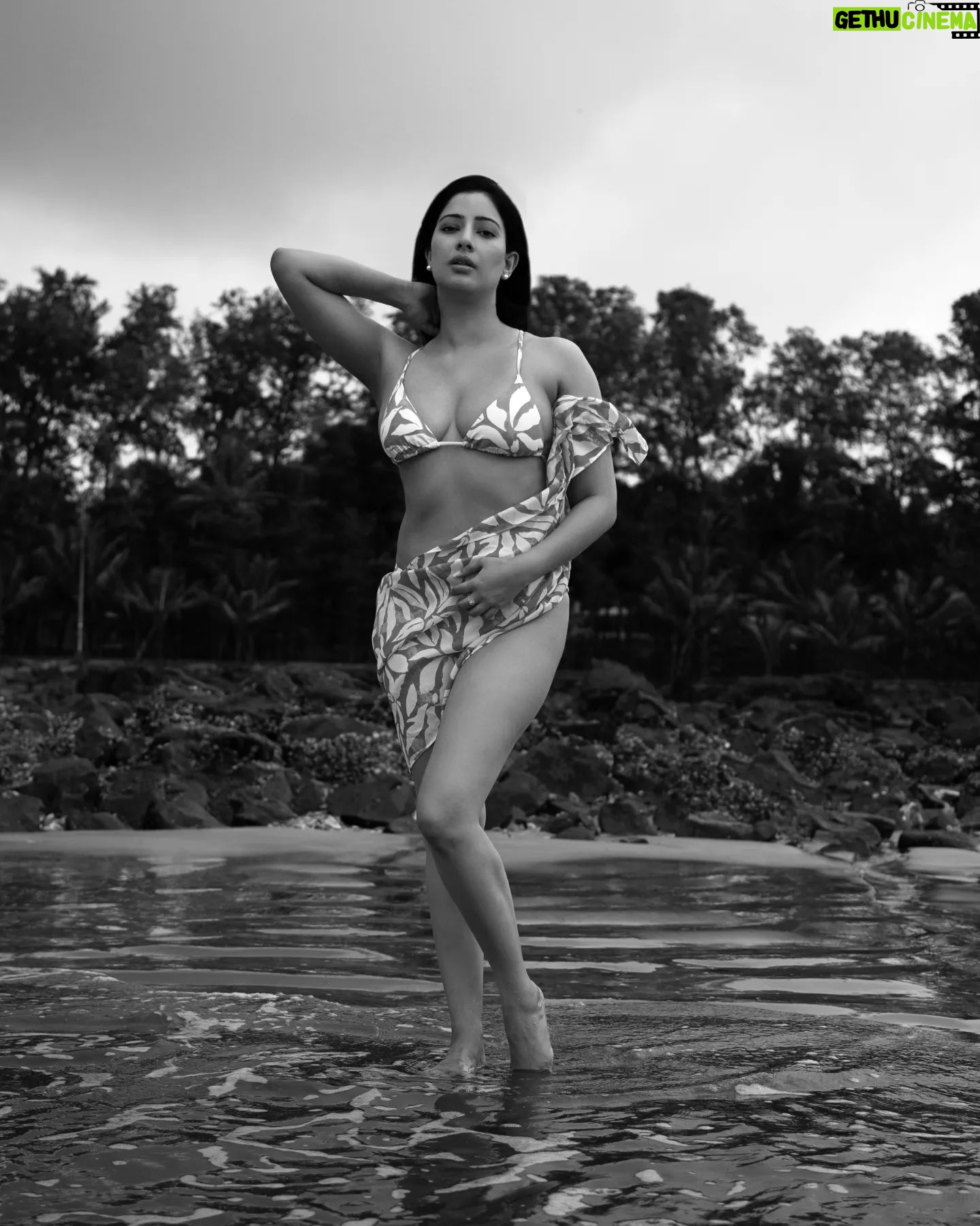Niharica Raizada - 10.7K Likes - "The Babe"
#NiharicaRaizada
Shot by @karimiglimpse