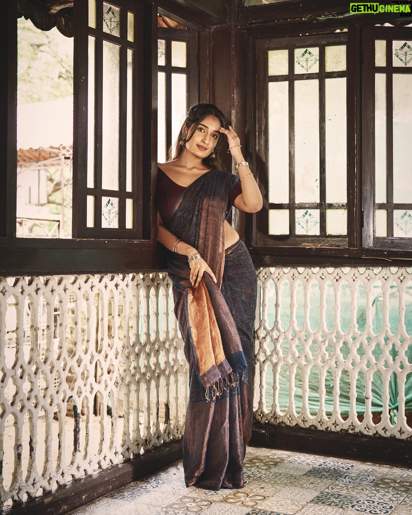 Niharika Nm - 489.9K Likes - All this wife behaviour, still no husband in sight.
Shot by @visualaffairs_va
MUA @skinbysakhshi
Hair @hairstoriesbyrishikaa
Wearing @eternitybysakshi
Blouse @advi_saree_blouses
Location @elitaavilla