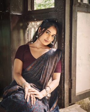 Niharika Nm Instagram - All this wife behaviour, still no husband in sight. 

Shot by @visualaffairs_va 
MUA @skinbysakhshi 
Hair @hairstoriesbyrishikaa 
Wearing @eternitybysakshi 
Blouse @advi_saree_blouses 
Location @elitaavilla