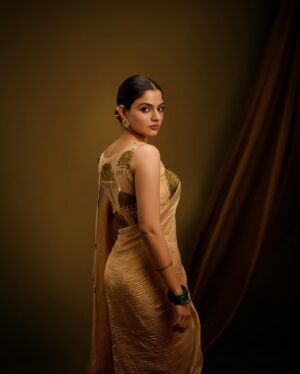 Nikhila Vimal Instagram - 🌼🌼🌼

Photographer : @jibinartist @plan.b.action 

Styling : @styledbysmiji

Makeup : @femy_antony__ 

Outfit : @milandesignkochi

Jewellery : @dhwanibansalofficial