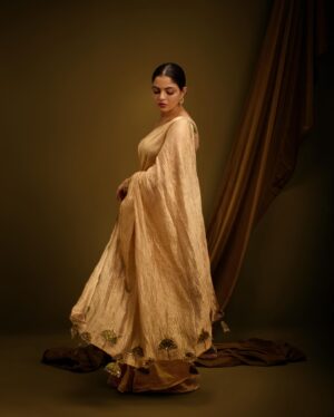 Nikhila Vimal Instagram - 🌼🌼🌼

Photographer : @jibinartist @plan.b.action 

Styling : @styledbysmiji

Makeup : @femy_antony__ 

Outfit : @milandesignkochi

Jewellery : @dhwanibansalofficial