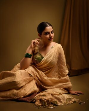 Nikhila Vimal Instagram - Tadaaa ✨
Photographer : @jibinartist @plan.b.action 

Styling : @styledbysmiji

Makeup : @femy_antony__ 

Outfit : @milandesignkochi

Jewellery : @dhwanibansalofficial