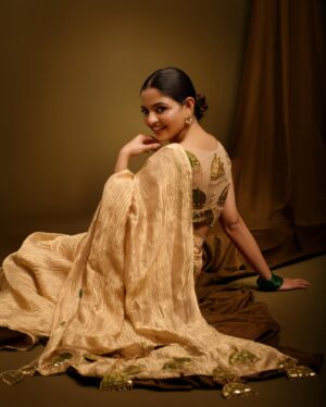Nikhila Vimal Instagram - Tadaaa ✨
Photographer : @jibinartist @plan.b.action 

Styling : @styledbysmiji

Makeup : @femy_antony__ 

Outfit : @milandesignkochi

Jewellery : @dhwanibansalofficial
