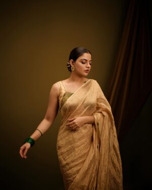 Nikhila Vimal Instagram - Tadaaa ✨
Photographer : @jibinartist @plan.b.action 

Styling : @styledbysmiji

Makeup : @femy_antony__ 

Outfit : @milandesignkochi

Jewellery : @dhwanibansalofficial