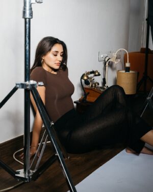 Nikita Dutta Instagram - Just a casual cookie 🍪🤎
.
.
.
.
.
.
.
📸: @bharat_rawail
Styled by @henna.akhtar 
HMU: @hairandmakeupbypinks @sudhahairstylist