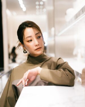 Nikki Hsieh Instagram - 很棒的夜晚
謝謝Fendi的邀請🧡

@fendi 
#fendi 
#fendifw24