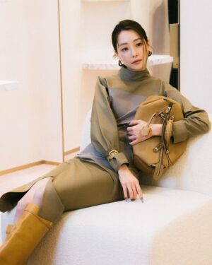 Nikki Hsieh Instagram - 很棒的夜晚
謝謝Fendi的邀請🧡

@fendi 
#fendi 
#fendifw24