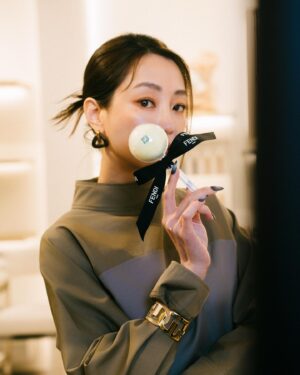 Nikki Hsieh Instagram - 很棒的夜晚
謝謝Fendi的邀請🧡

@fendi 
#fendi 
#fendifw24