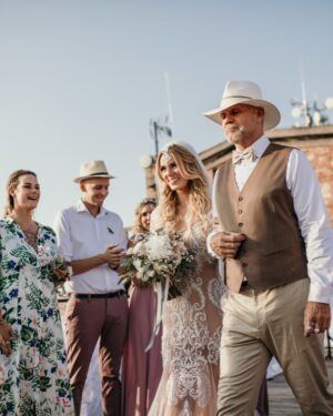 Nikol Moravcová Instagram - Už 6 let otravuju s těmahle fotkama ze svatby a pozor - letos poprvý jich sem můžu nasázet hned 20!😬✌🏼️Dnešní výročí slavíme s Karolem v Římě, brzy nahraju něco do stories 😏Jako velká romantika 🫶🏼 #milujutedebilku ♾️