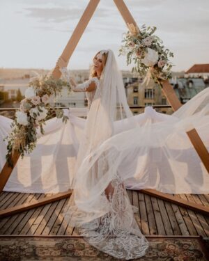 Nikol Moravcová Instagram - Už 6 let otravuju s těmahle fotkama ze svatby a pozor - letos poprvý jich sem můžu nasázet hned 20!😬✌🏼️Dnešní výročí slavíme s Karolem v Římě, brzy nahraju něco do stories 😏Jako velká romantika 🫶🏼 #milujutedebilku ♾️