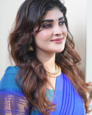 Nimeshika Radhakrishnan Instagram - 🦋💙🩵🦋
Wearing : @chettinad_sarees 🦋