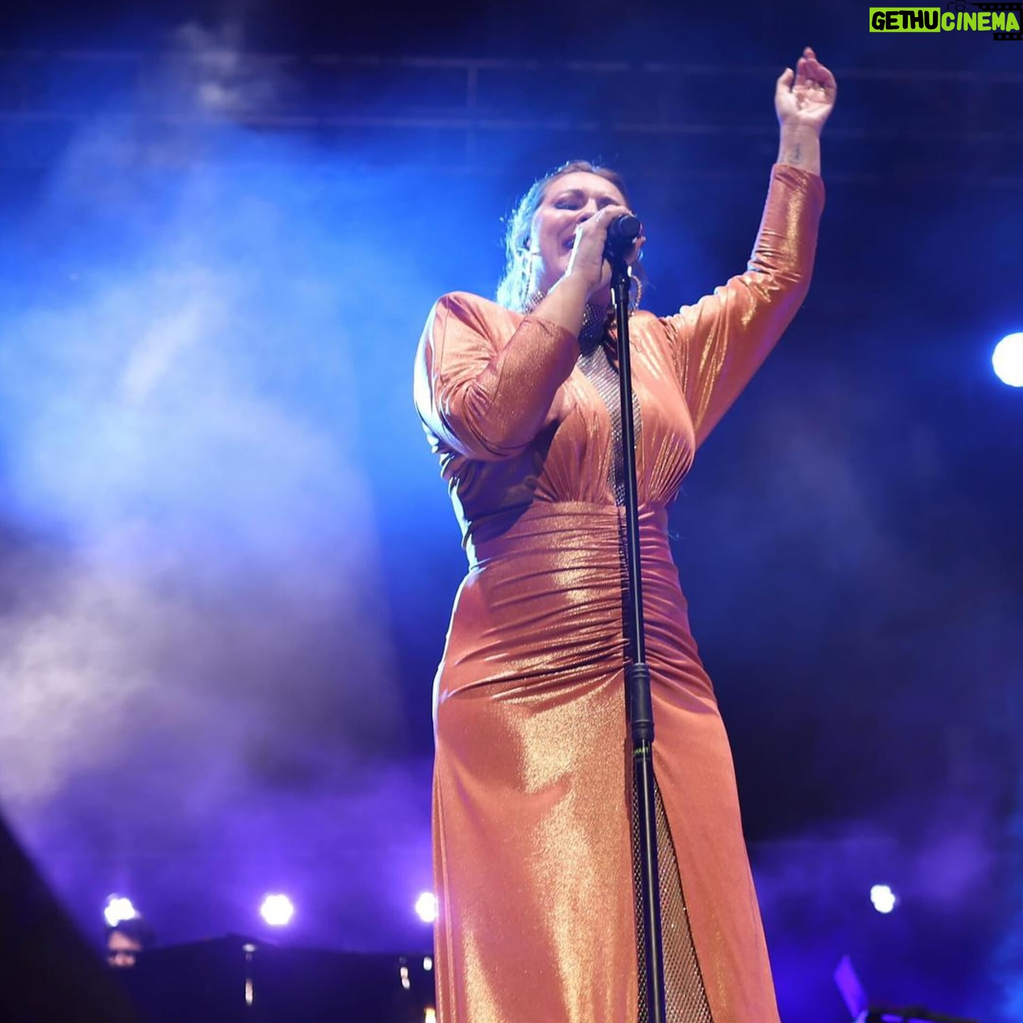 Niña Pastori - 24.1K Likes - Qué bonito fue lo de anoche en Córdoba y qué placer sentiros, qué gusto compartir con mi @ezequielmontoya_music y disfrutar de tu cante 🍀
Os quiero familia! Os veo esta noche en Sevilla 💜
👗 @andrew.pocrid
🪡 @paco_rus
👠 @martinellishoes
💄 @vickymarcosg
📸 @javierescalona.fotografia
#CaminoGira2024 #MisFansLosMejoresDelMundo #SoldOut